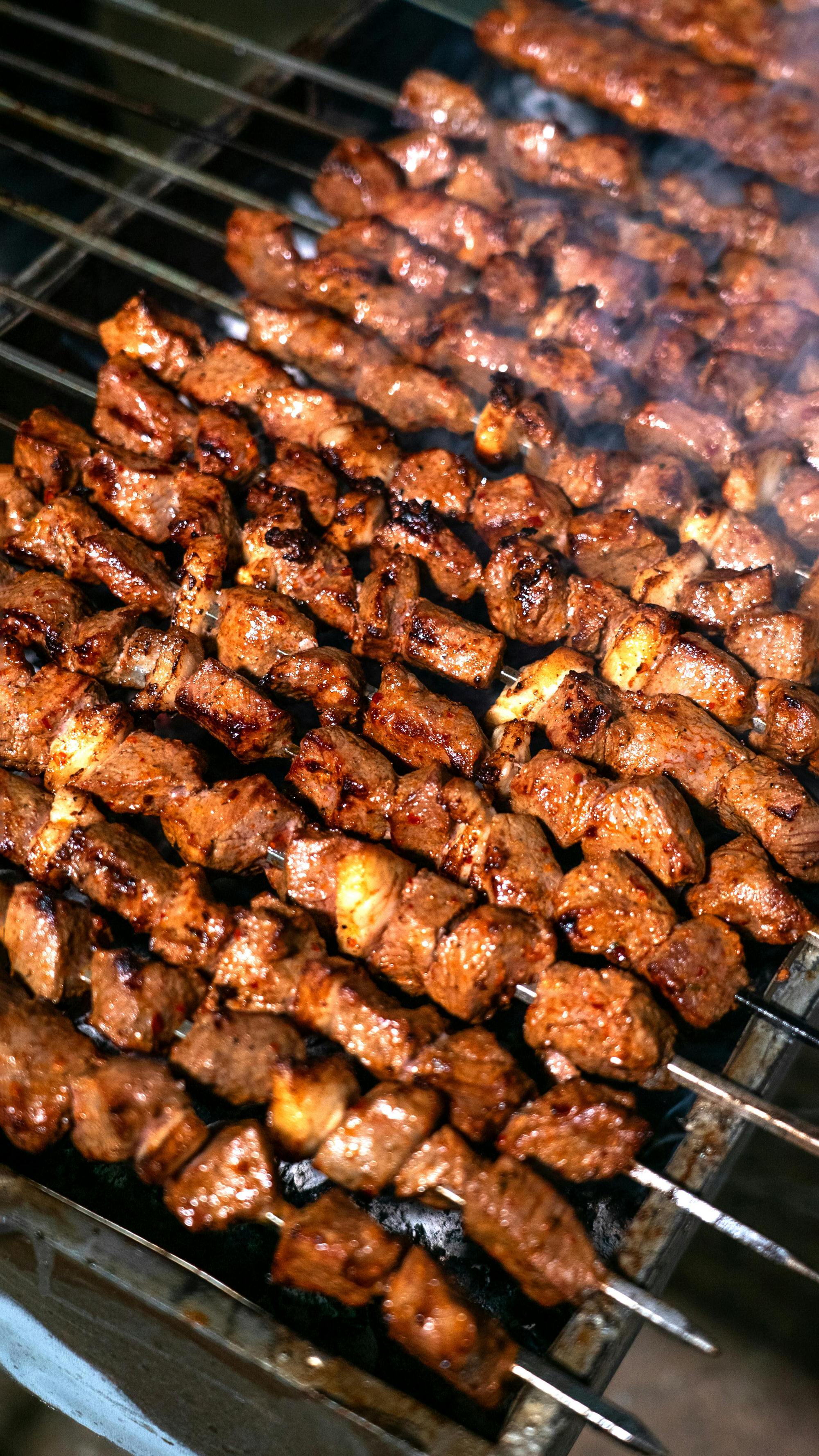 Carne e spiedi sulla griglia